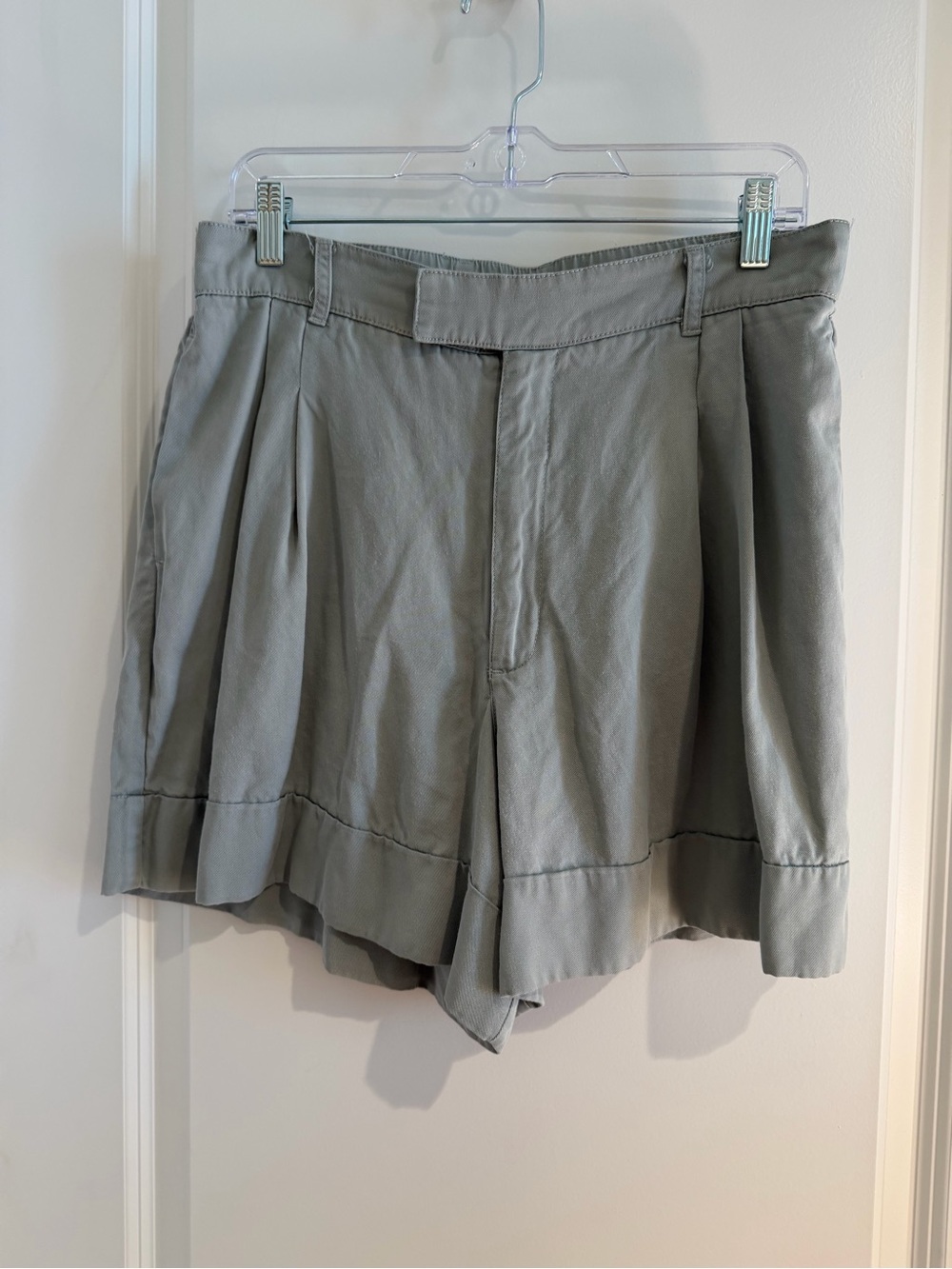 Abercrombie & Fitch High-Waist Pleated Shorts - Sage